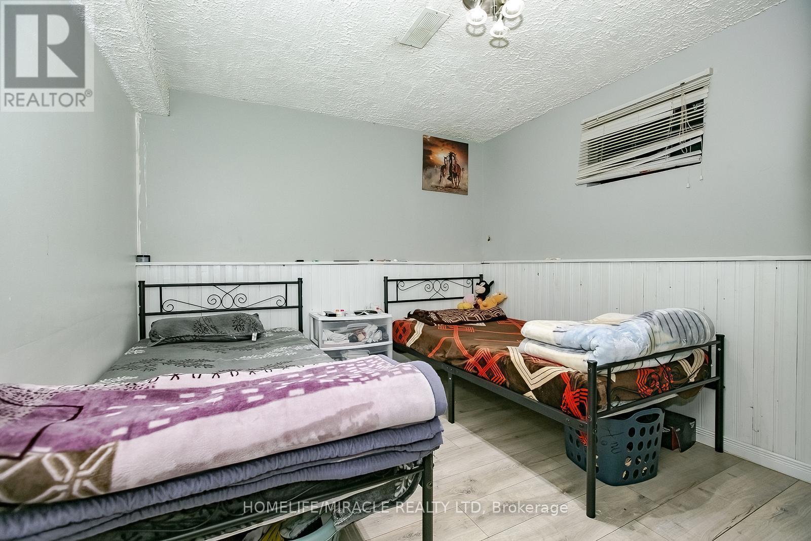 Photo 37 of 46 Reigate Avenue, Brampton ON