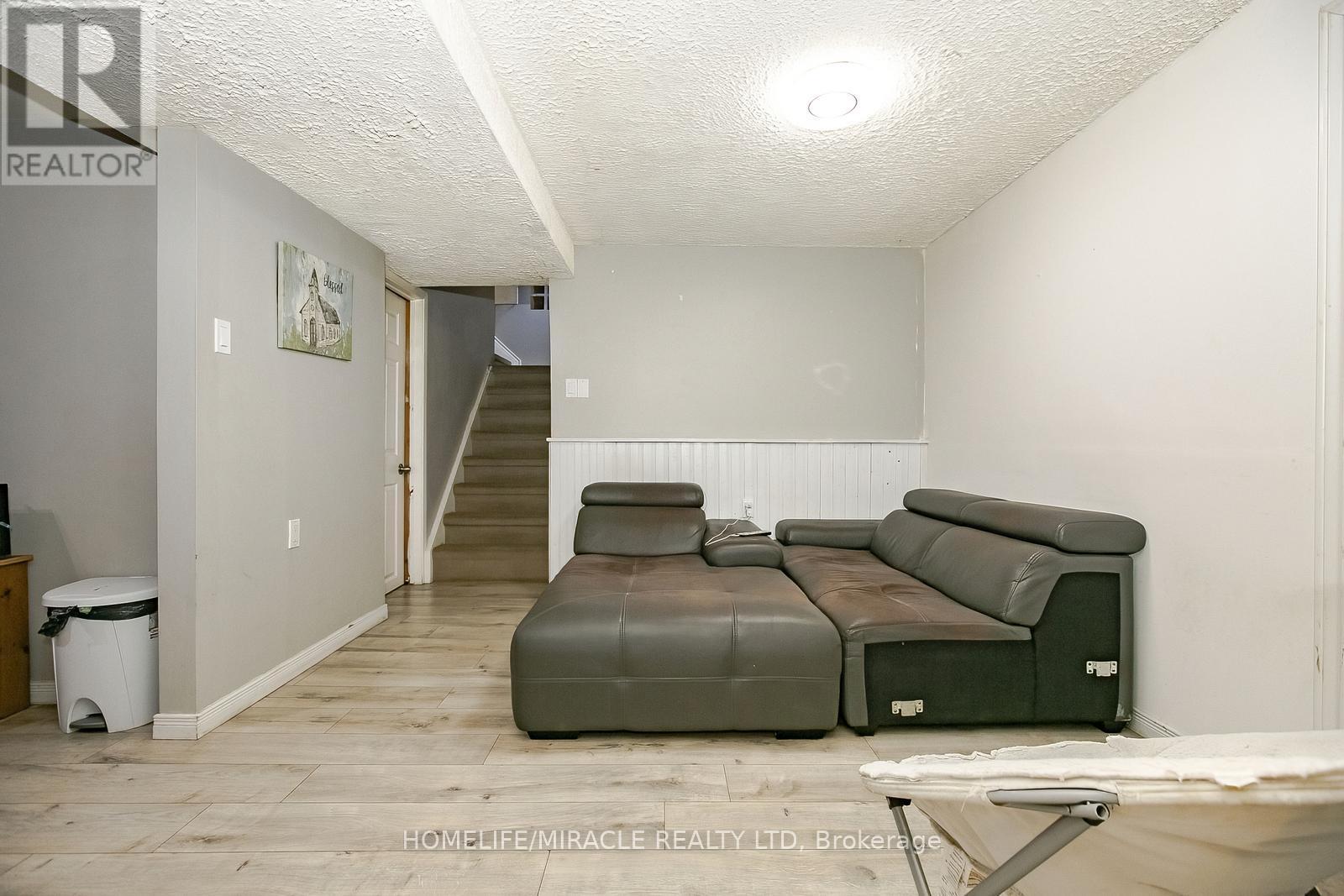 Photo 39 of 46 Reigate Avenue, Brampton ON