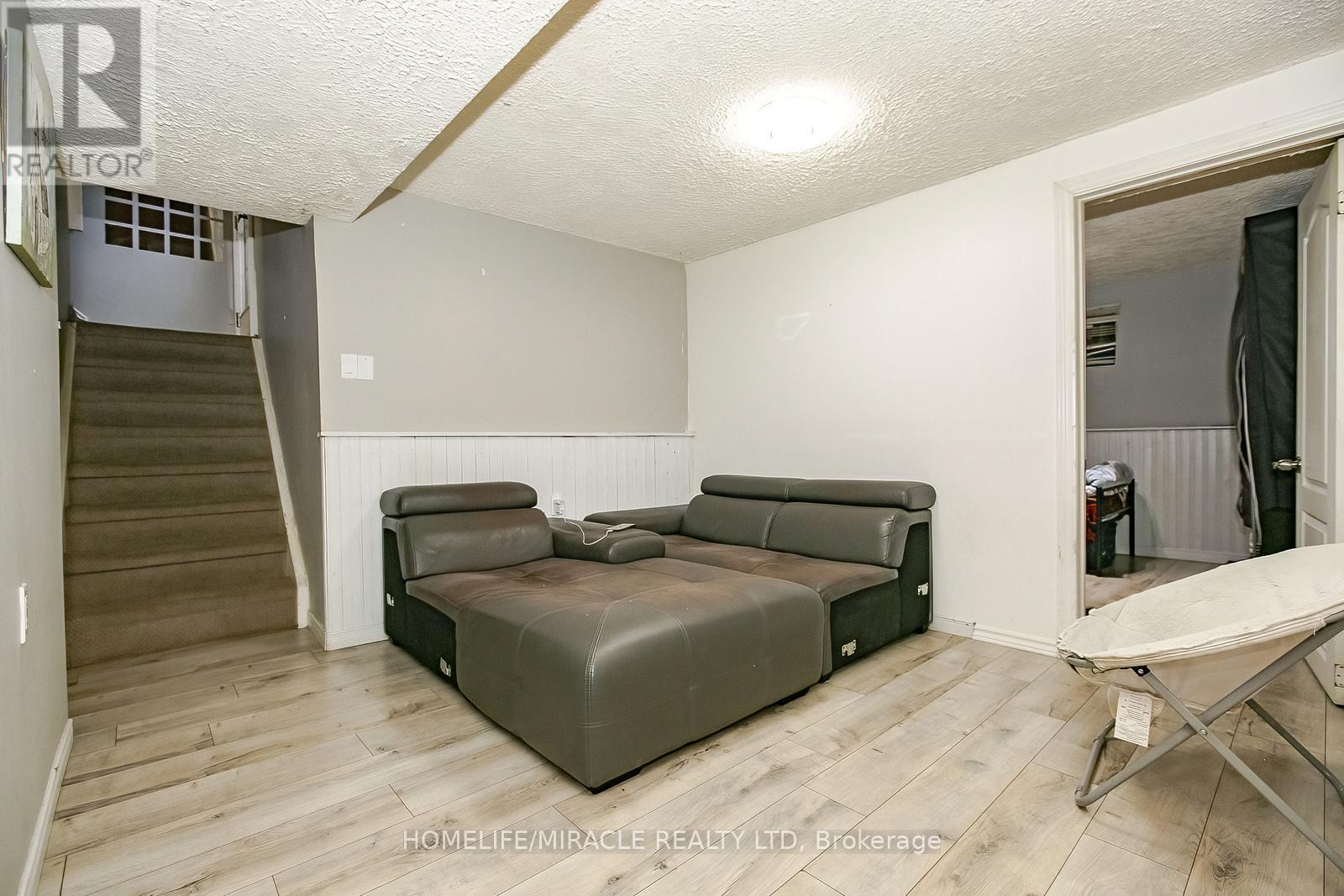 Photo 40 of 46 Reigate Avenue, Brampton ON