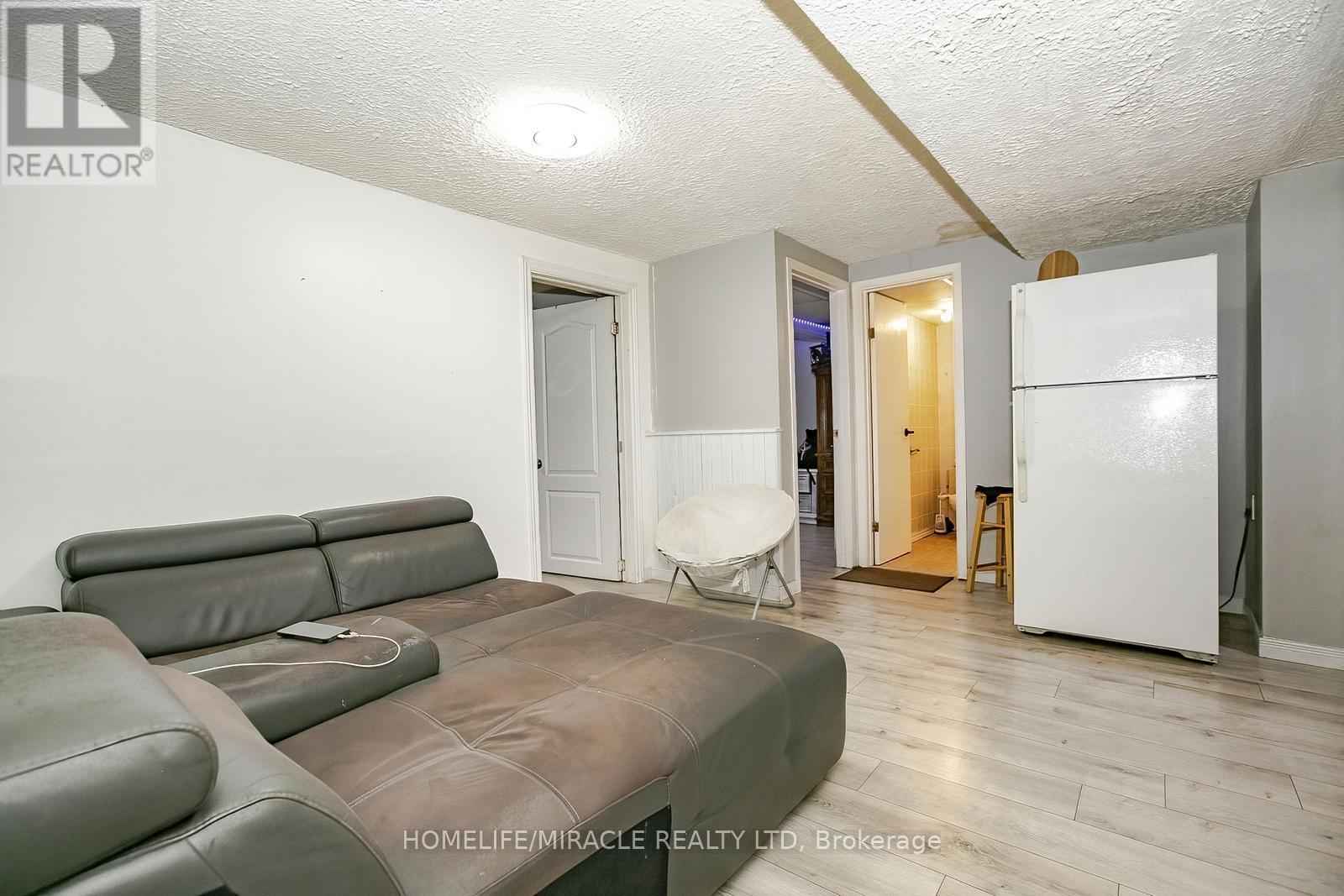 Photo 41 of 46 Reigate Avenue, Brampton ON
