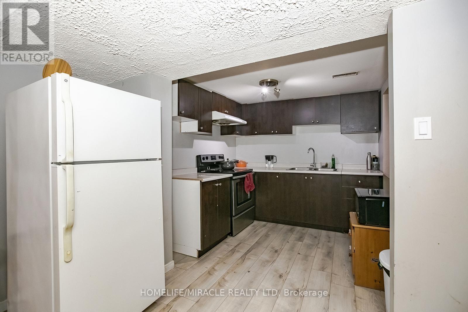Photo 42 of 46 Reigate Avenue, Brampton ON