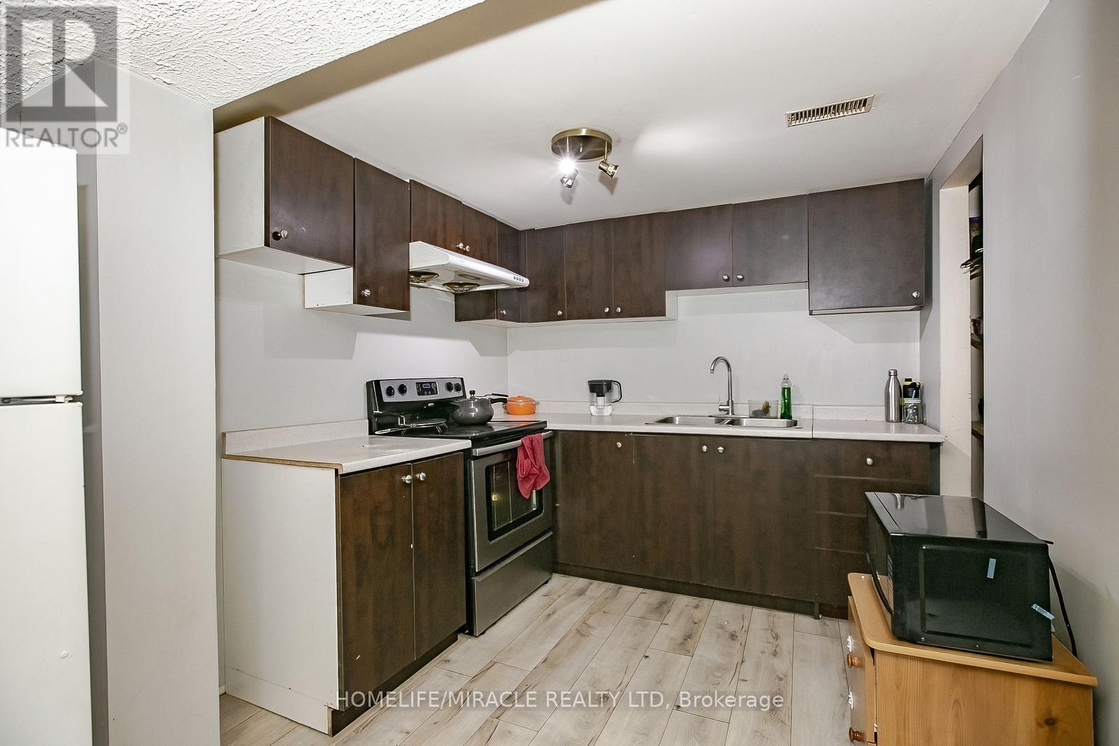 Photo 43 of 46 Reigate Avenue, Brampton ON
