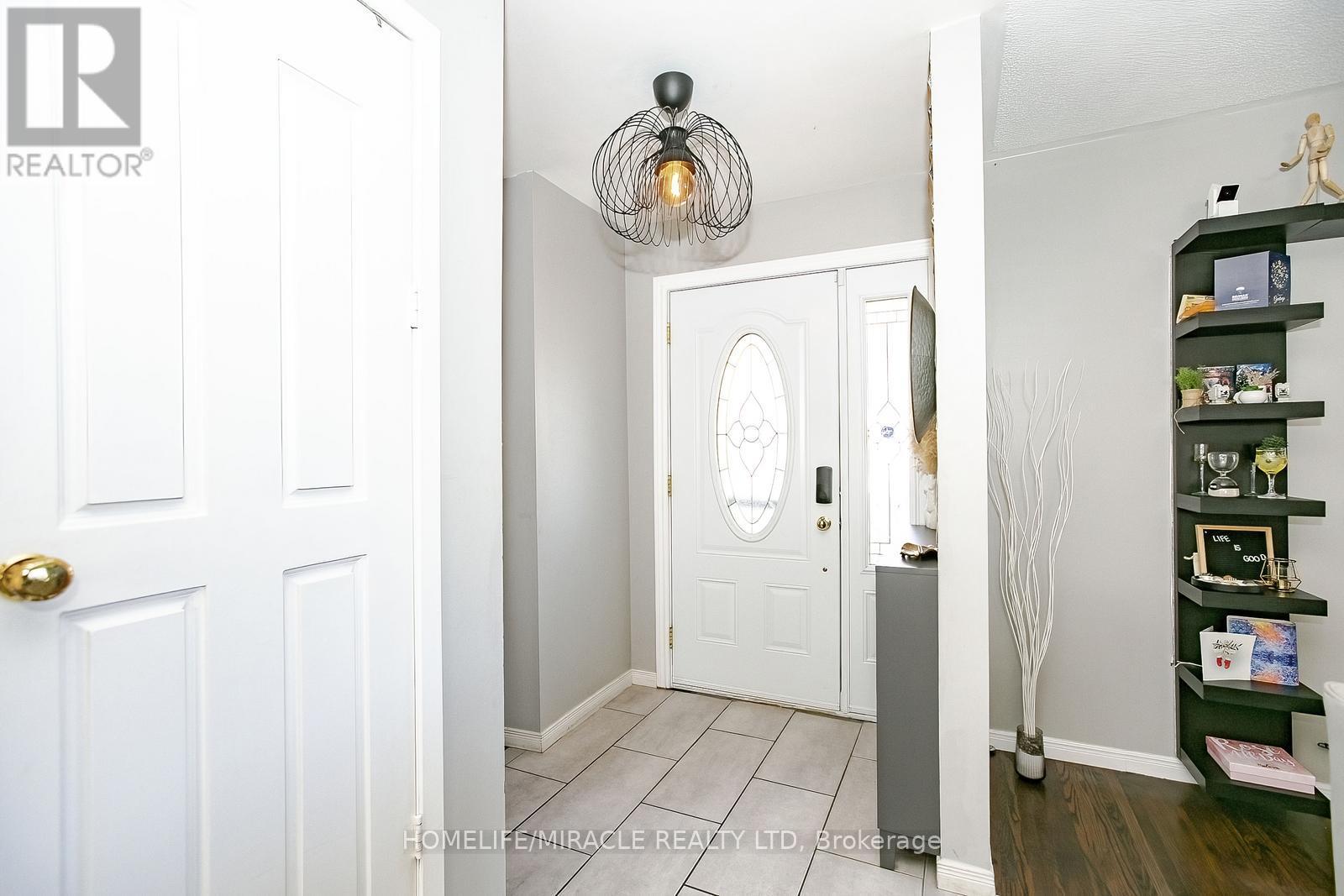 Photo 5 of 46 Reigate Avenue, Brampton ON