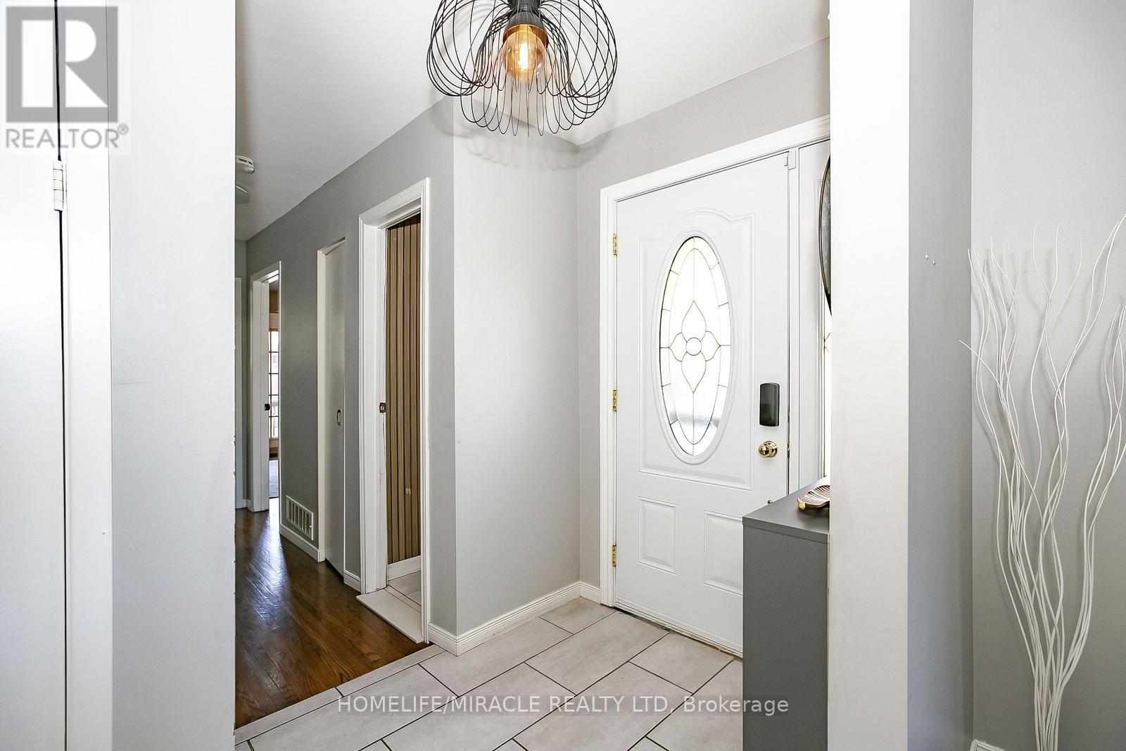 Photo 6 of 46 Reigate Avenue, Brampton ON