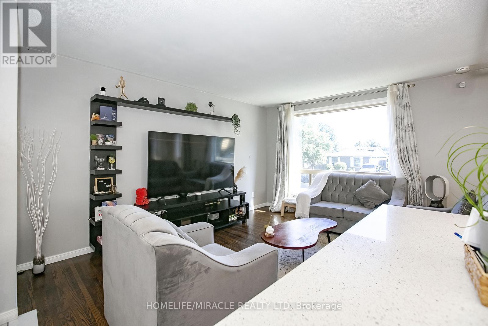 Photo 8 of 46 Reigate Avenue, Brampton ON