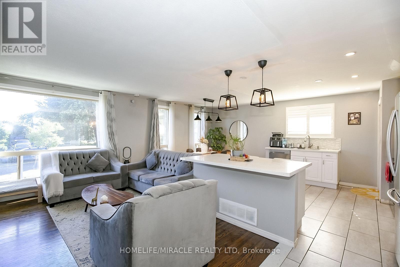 Photo 9 of 46 Reigate Avenue, Brampton ON