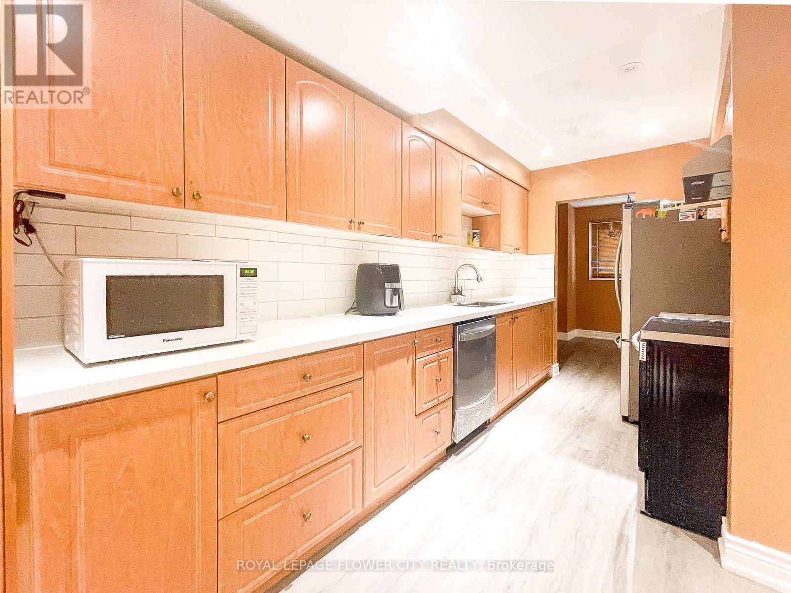 Photo 10 of 43 Greenwich Circle, Brampton ON