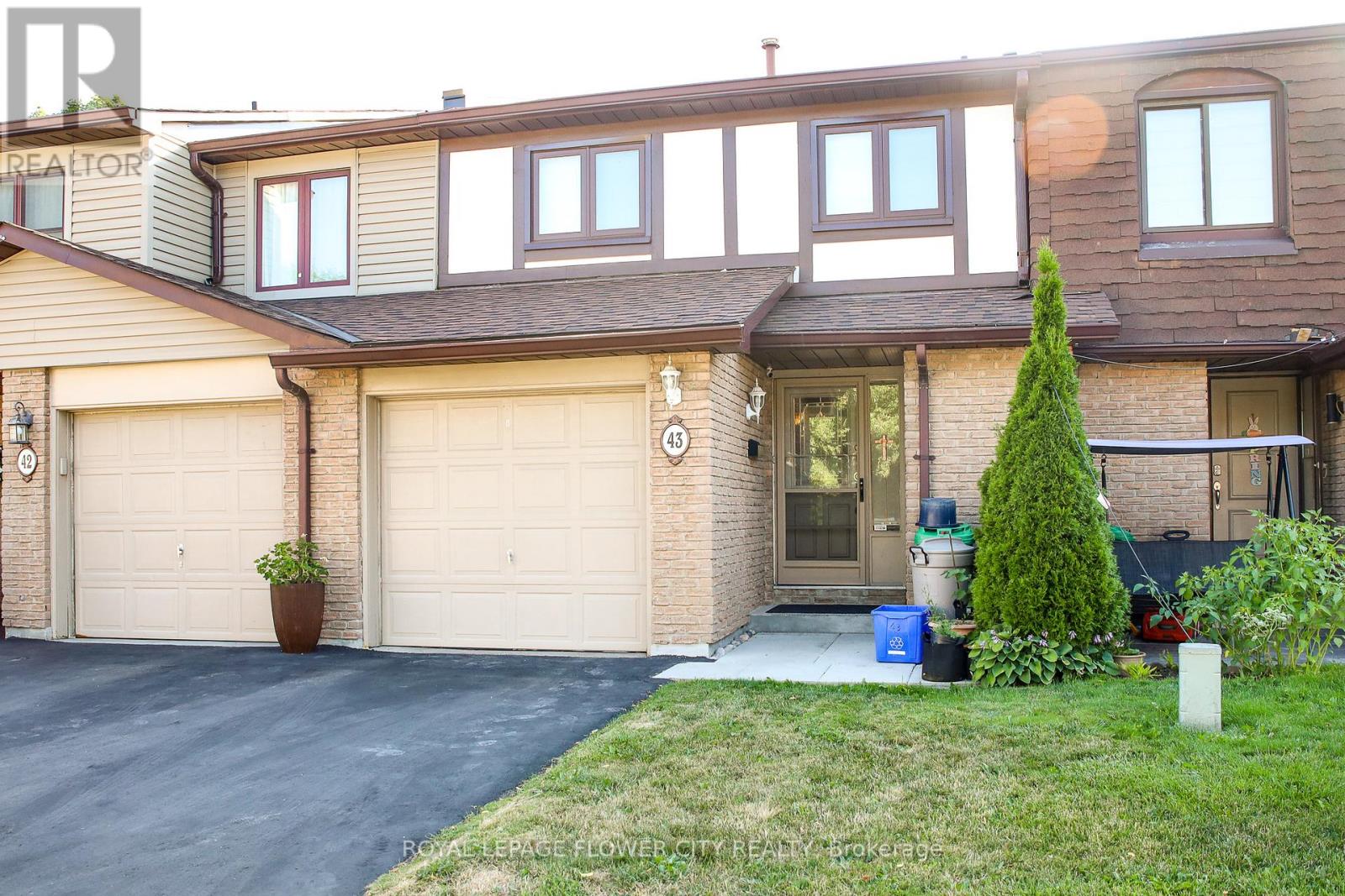 Photo 2 of 43 Greenwich Circle, Brampton ON