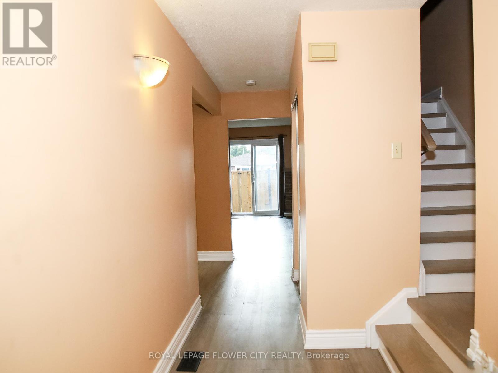 Photo 3 of 43 Greenwich Circle, Brampton ON