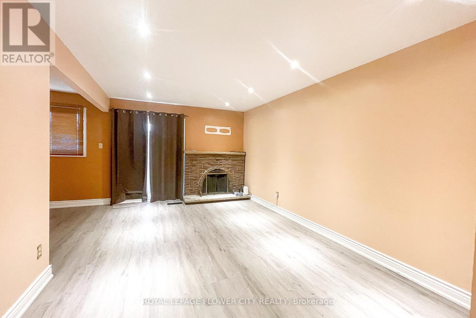 Photo 4 of 43 Greenwich Circle, Brampton ON