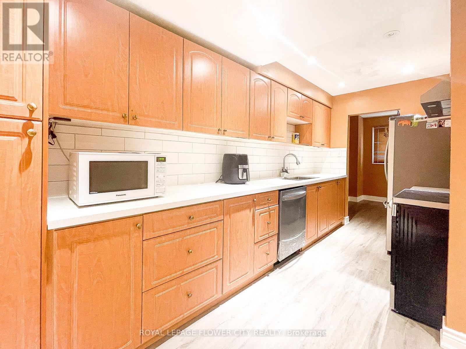 Photo 9 of 43 Greenwich Circle, Brampton ON