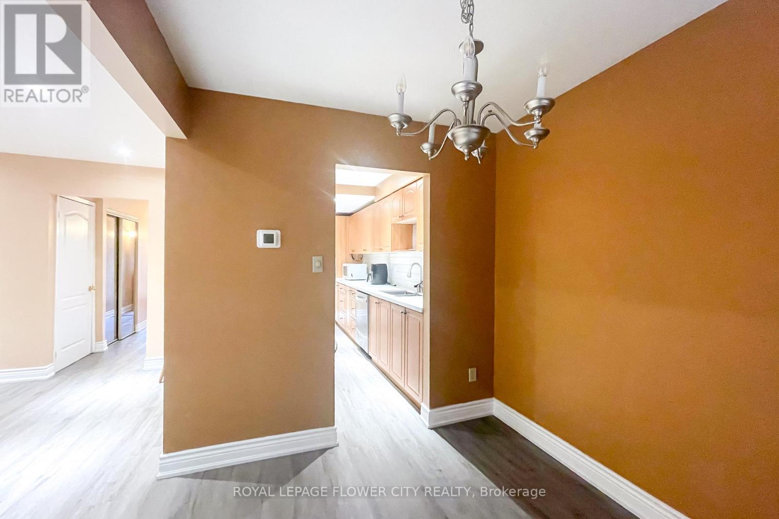 Photo 7 of 43 Greenwich Circle, Brampton ON
