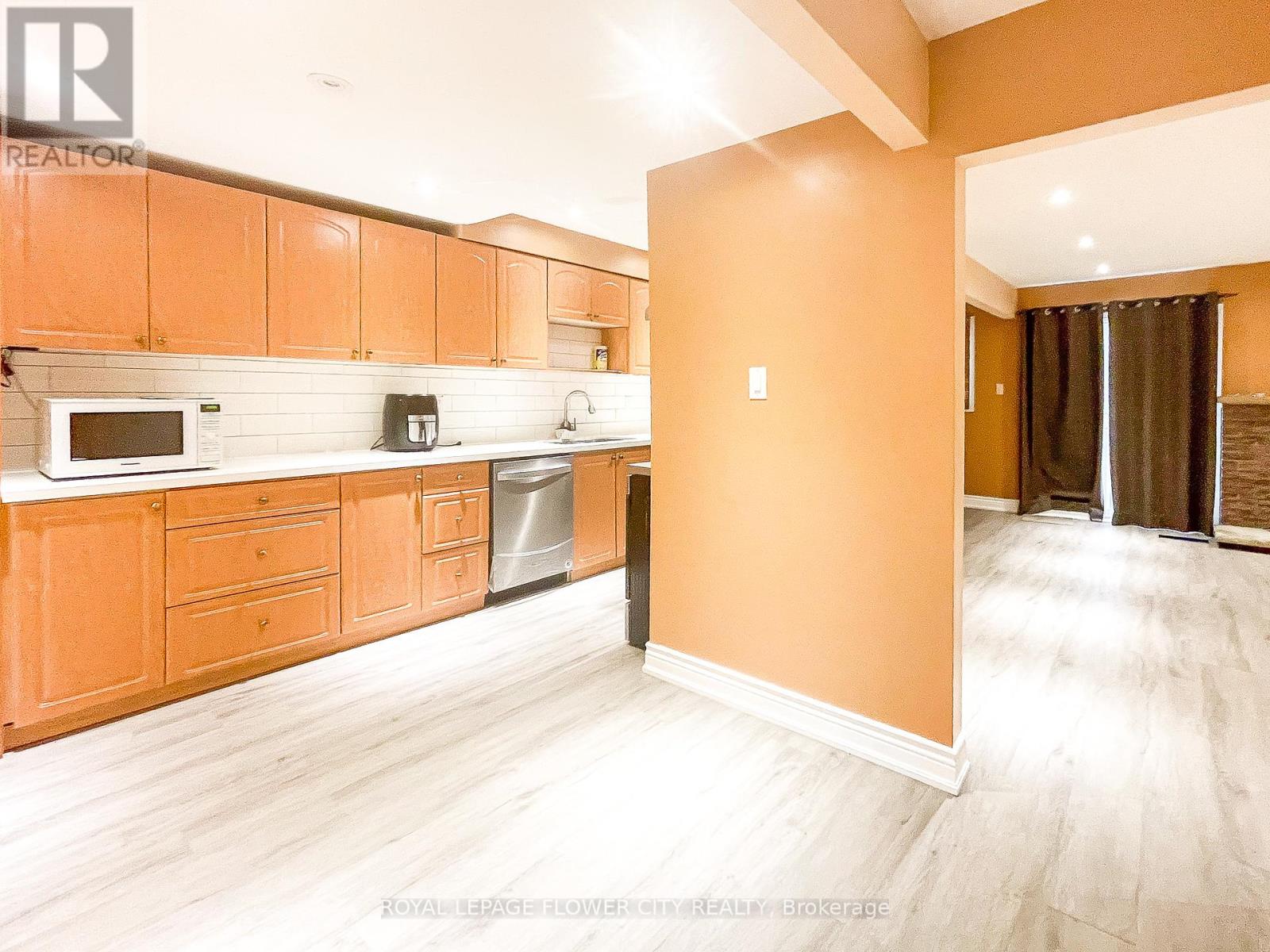 Photo 8 of 43 Greenwich Circle, Brampton ON