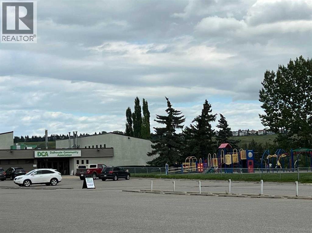 Single Family House Bi-level for Sale in  Dalhart Hill NW Dalhousie Calgary 