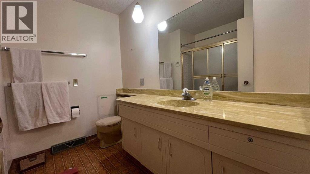 Single Family House Bi-level for Sale in  Dalhart Hill NW Dalhousie Calgary 
