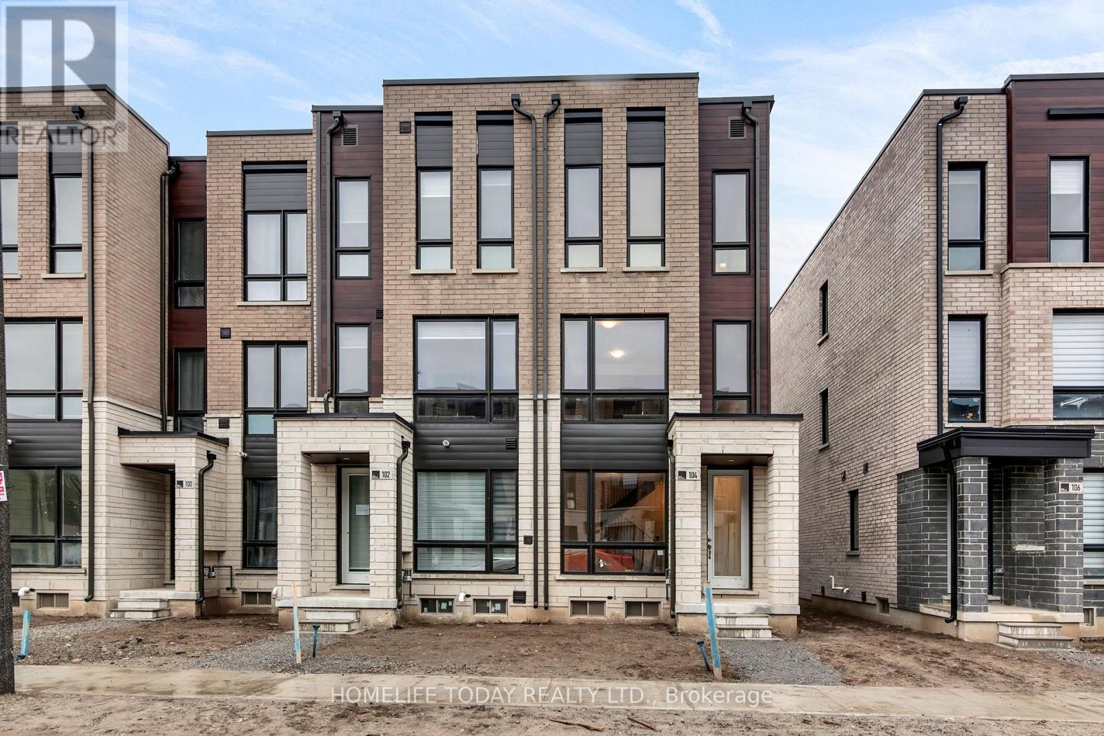 Photo 2 of 104 Stauffer Crescent, Markham ON