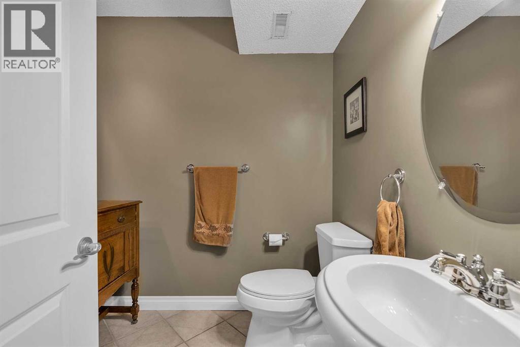 Single Family House 4 Level for Sale in  Douglas Glen Mews SE Douglasdale/Glen Calgary 