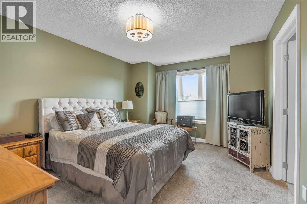 Single Family House 4 Level for Sale in  Douglas Glen Mews SE Douglasdale/Glen Calgary 