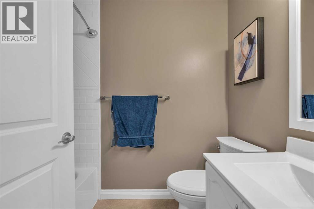 Single Family House 4 Level for Sale in  Douglas Glen Mews SE Douglasdale/Glen Calgary 