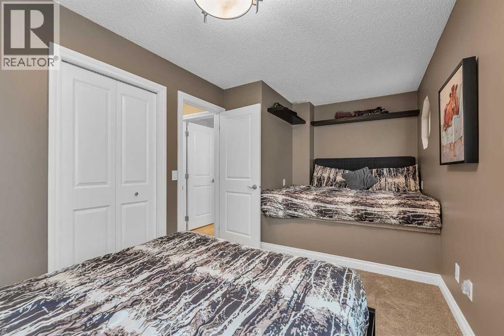 Single Family House 4 Level for Sale in  Douglas Glen Mews SE Douglasdale/Glen Calgary 