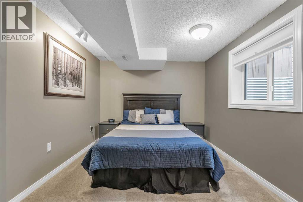 Single Family House 4 Level for Sale in  Douglas Glen Mews SE Douglasdale/Glen Calgary 