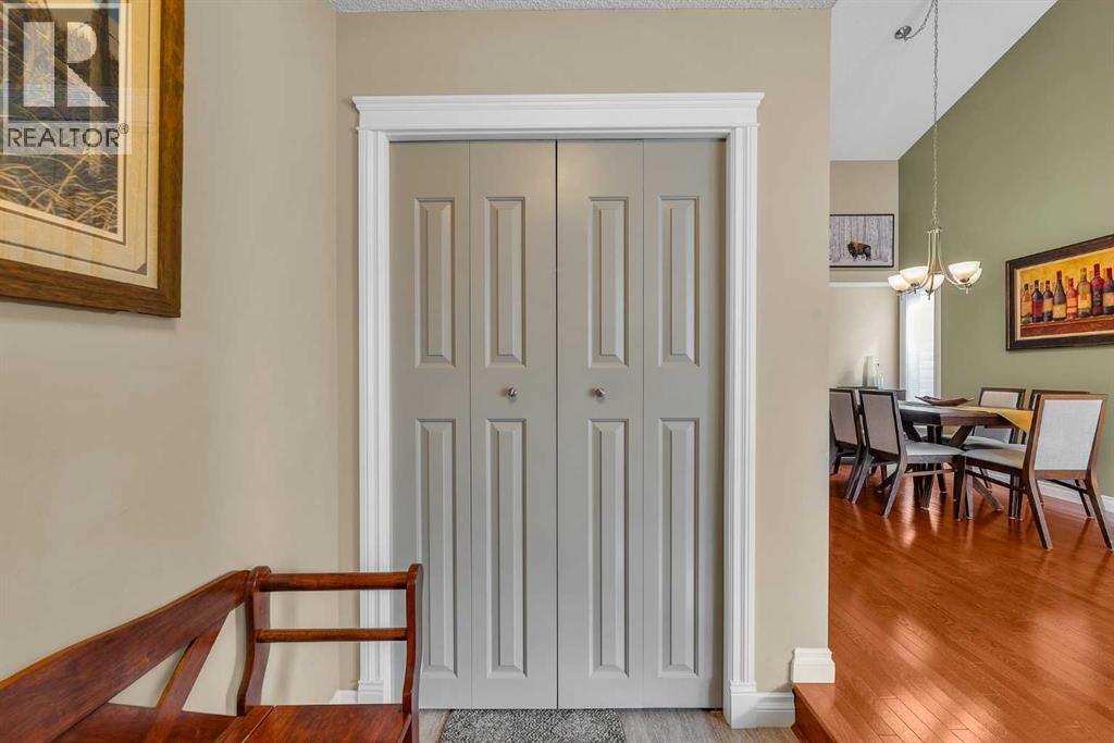 Single Family House 4 Level for Sale in  Douglas Glen Mews SE Douglasdale/Glen Calgary 