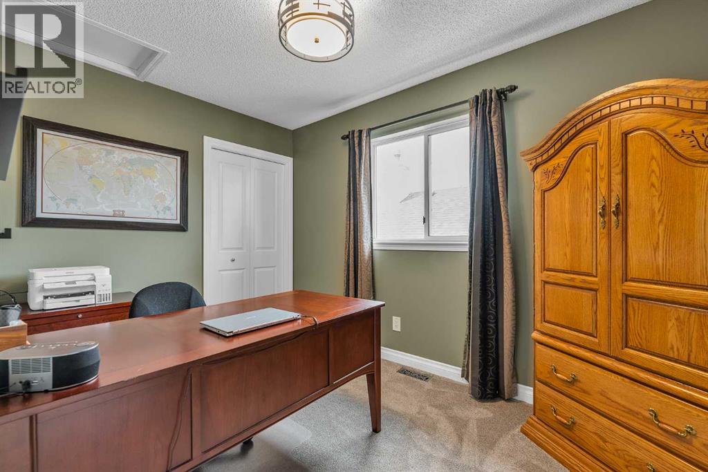 Single Family House 4 Level for Sale in  Douglas Glen Mews SE Douglasdale/Glen Calgary 