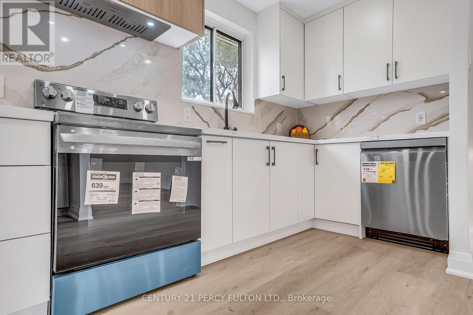 Photo 12 of 33 Pettibone Square, Toronto ON