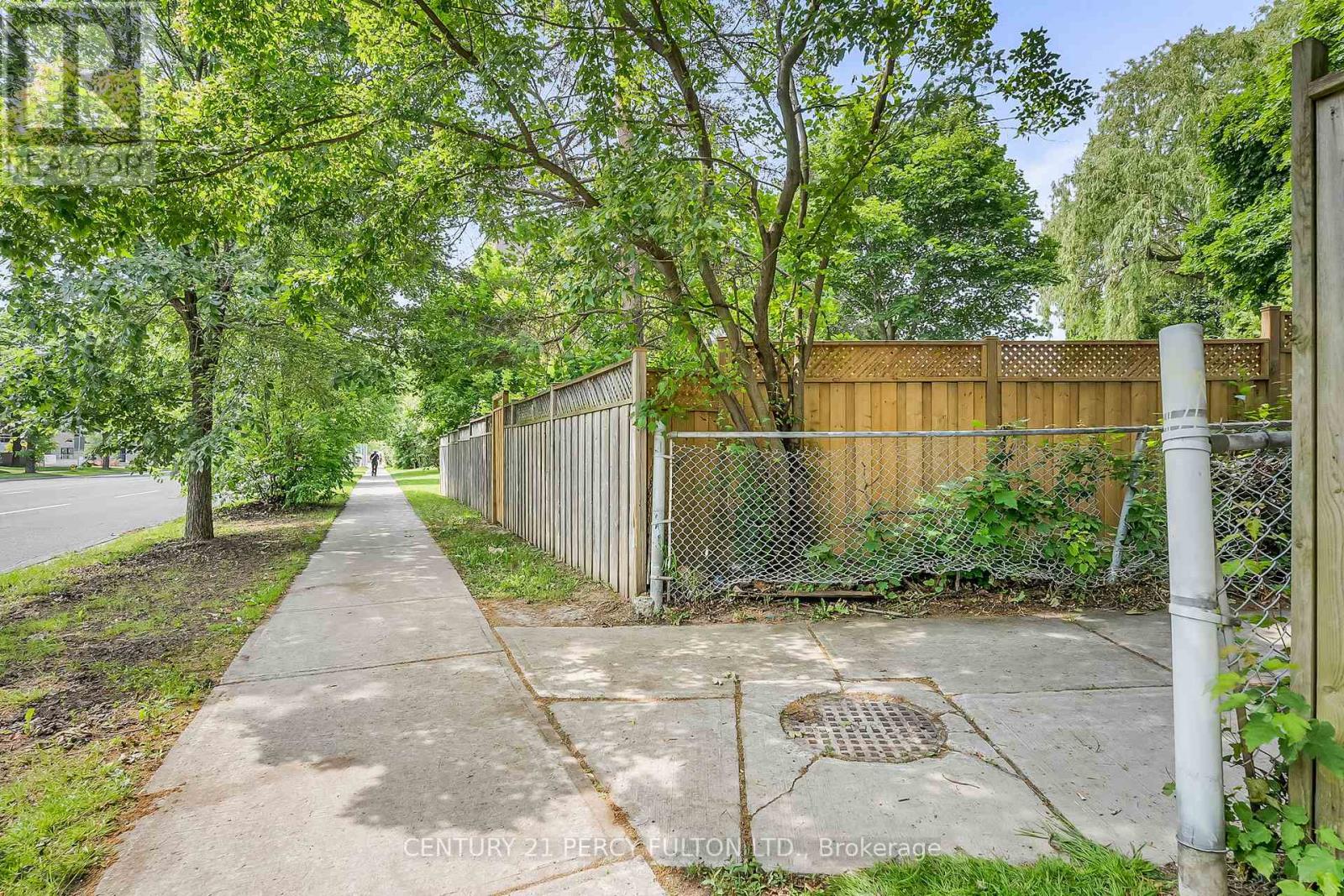 Photo 34 of 33 Pettibone Square, Toronto ON