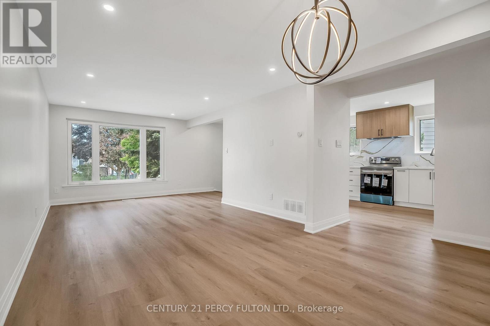 Photo 7 of 33 Pettibone Square, Toronto ON