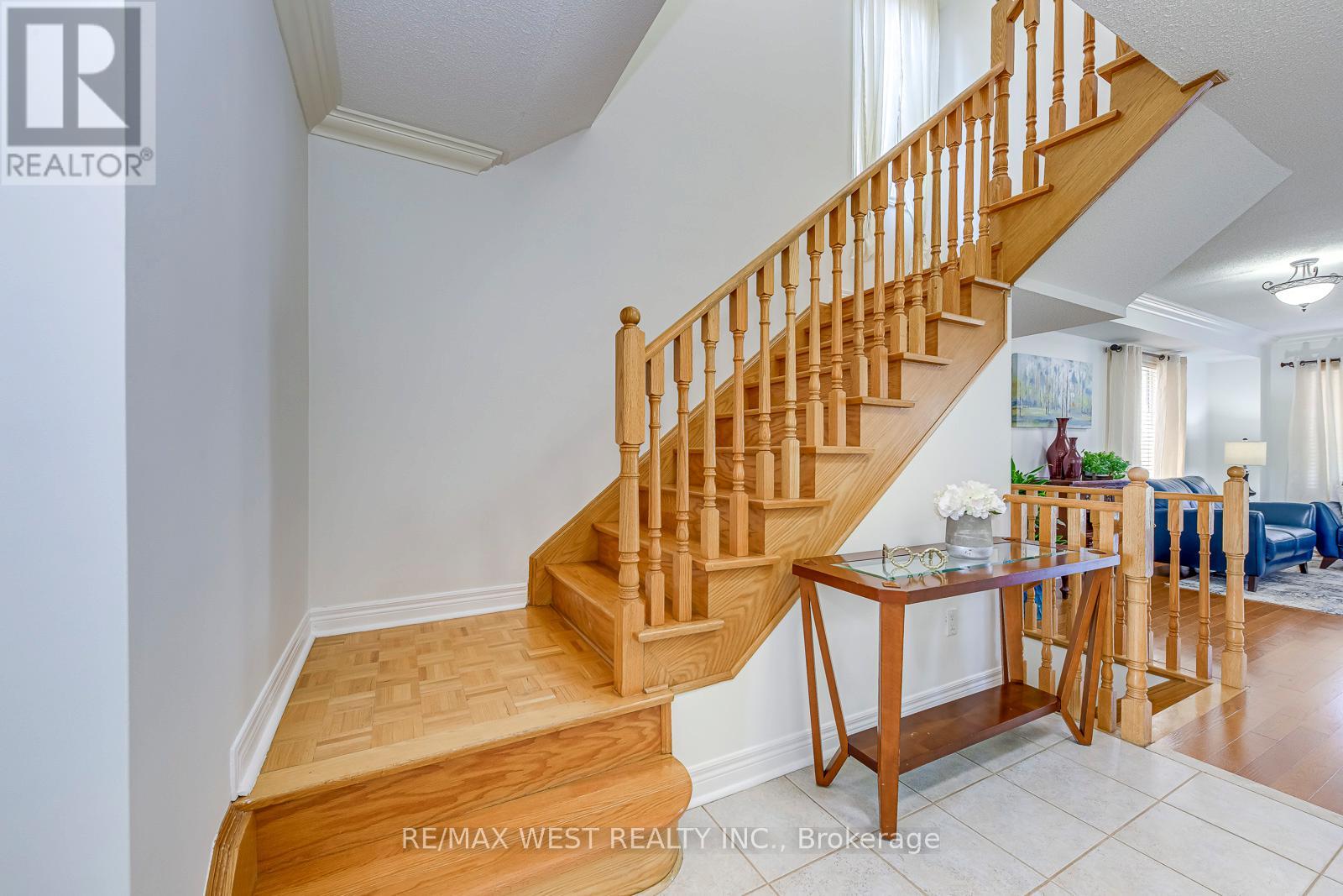 Photo 3 of 56 Laura Sabrina Drive, Vaughan ON