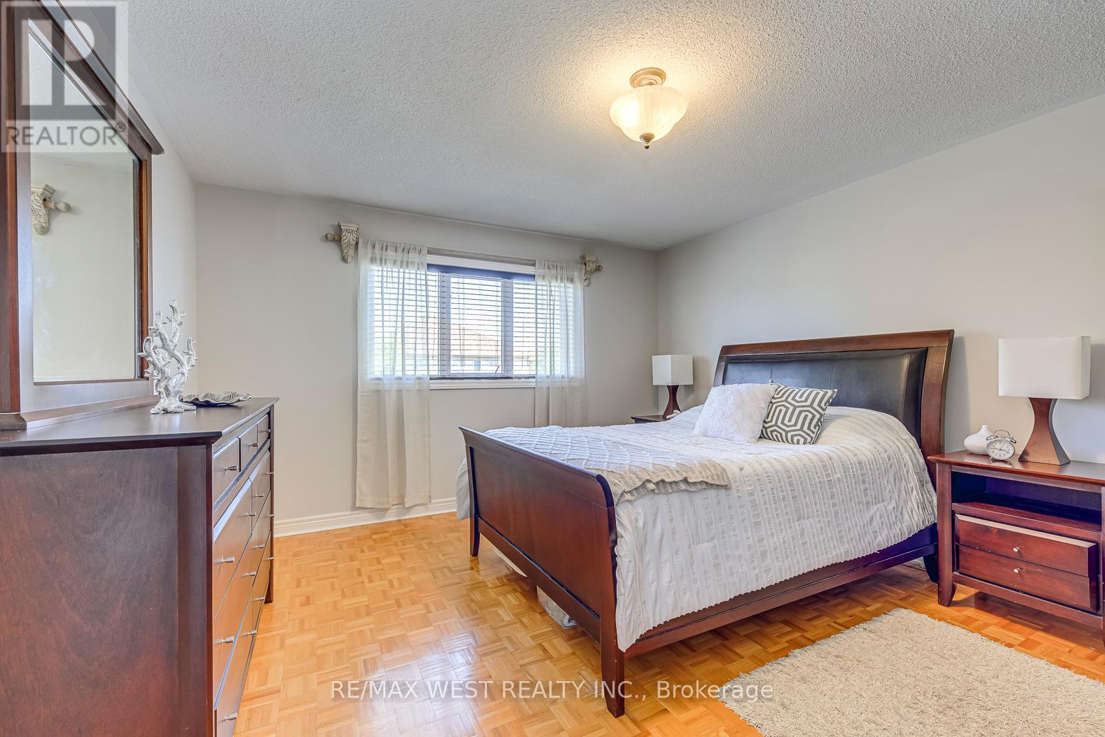 Photo 4 of 56 Laura Sabrina Drive, Vaughan ON