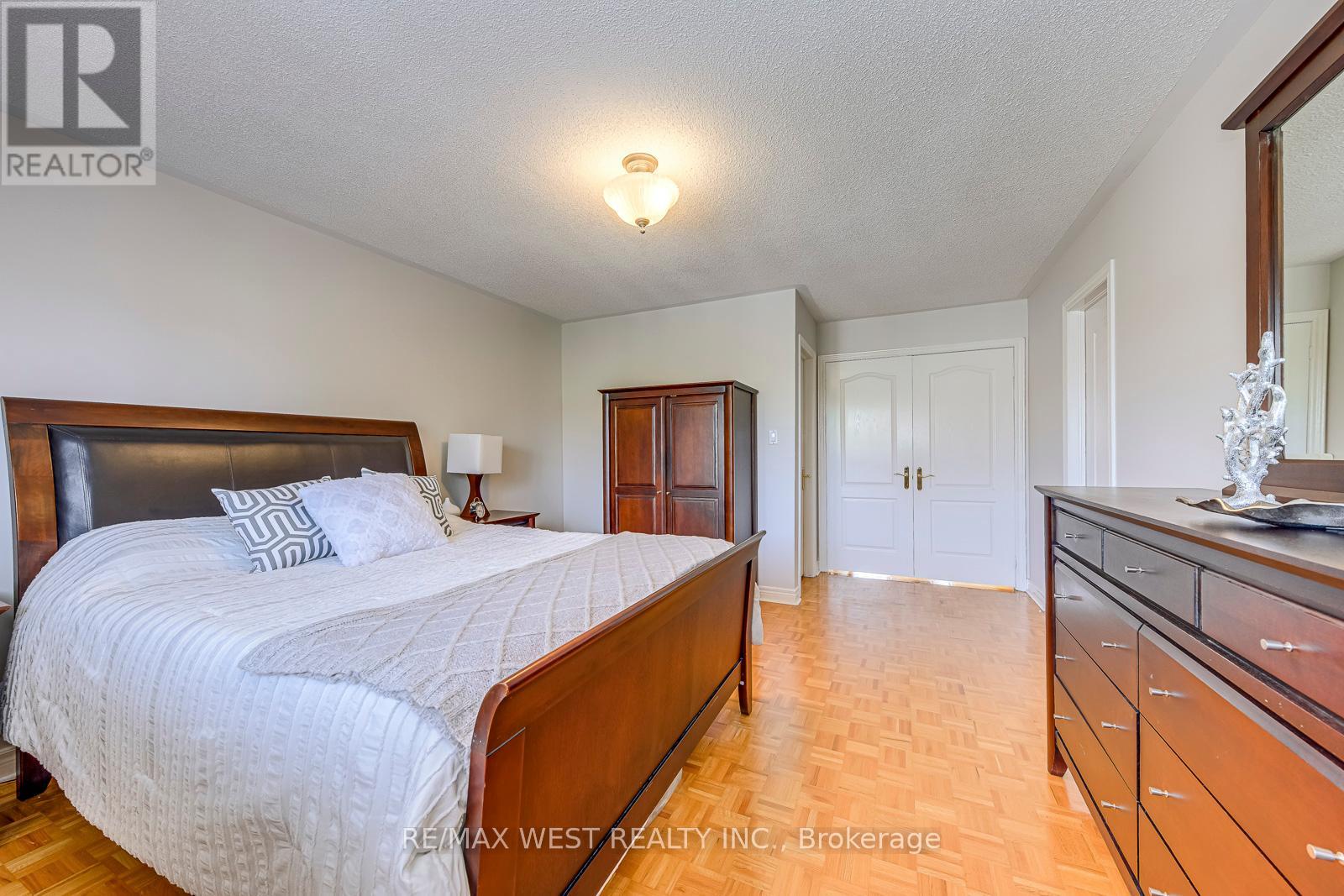 Photo 7 of 56 Laura Sabrina Drive, Vaughan ON