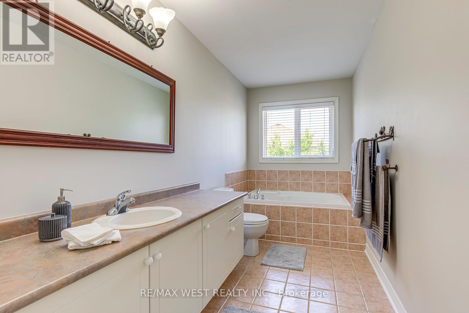 Photo 9 of 56 Laura Sabrina Drive, Vaughan ON