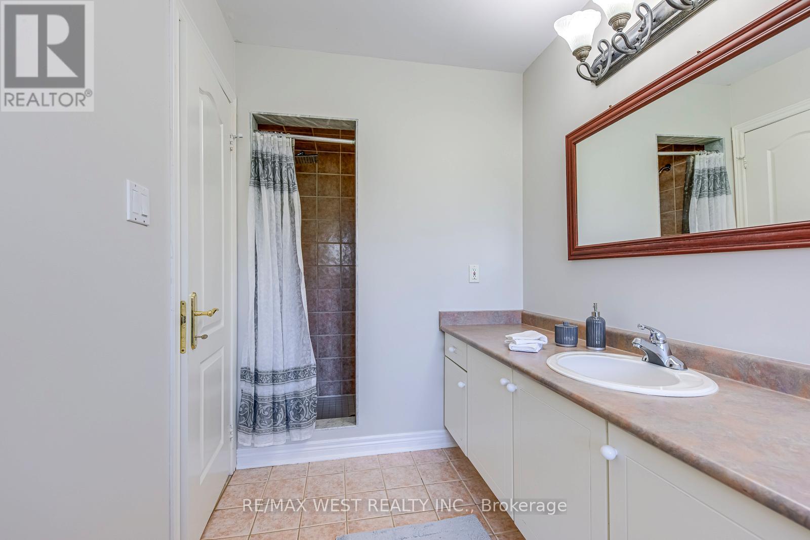 Photo 42 of 56 Laura Sabrina Drive, Vaughan ON