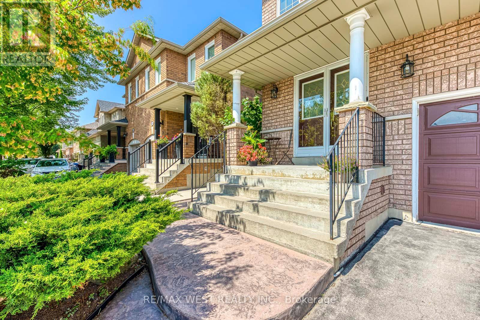 Photo 2 of 56 Laura Sabrina Drive, Vaughan ON