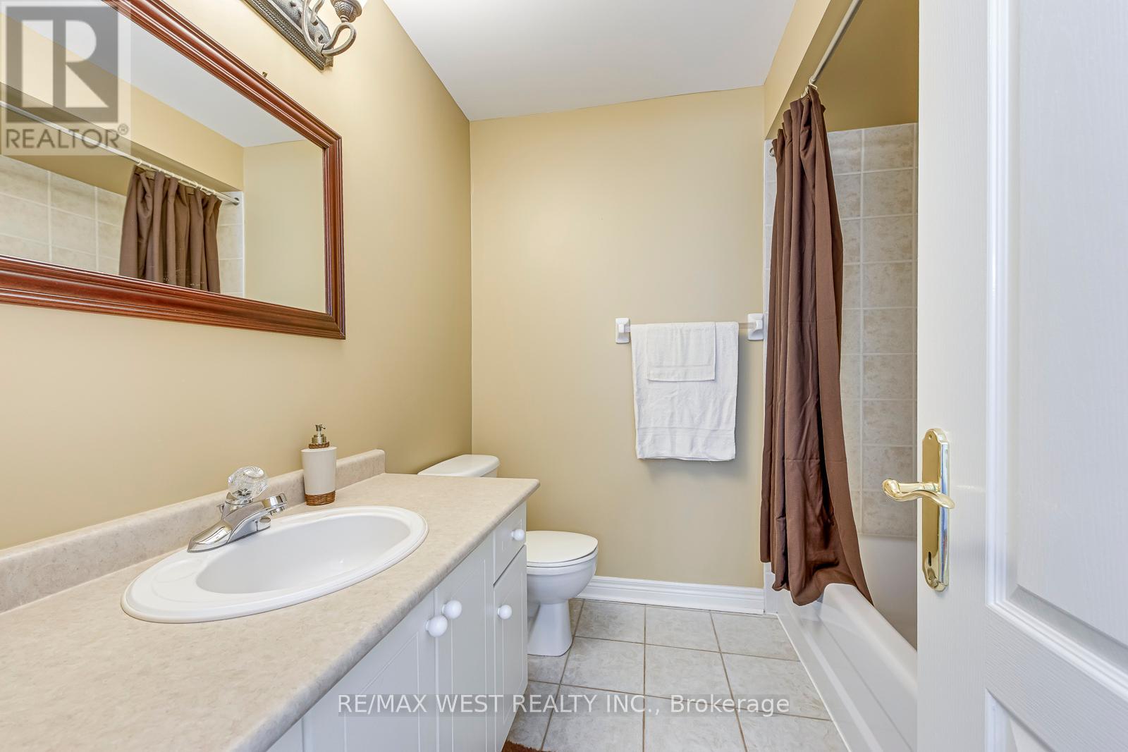 Photo 23 of 56 Laura Sabrina Drive, Vaughan ON