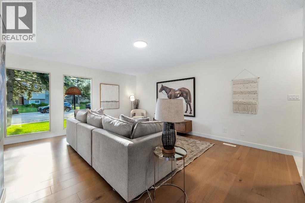 Photo 12 of 212 Midlawn Close Se, Calgary AB