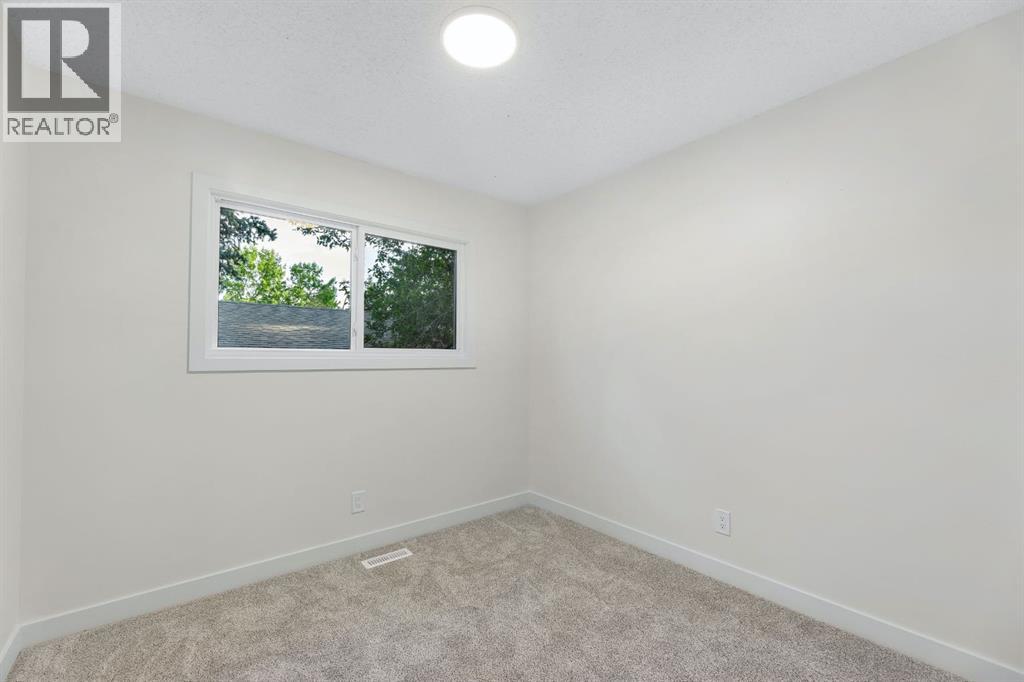 Photo 19 of 212 Midlawn Close Se, Calgary AB