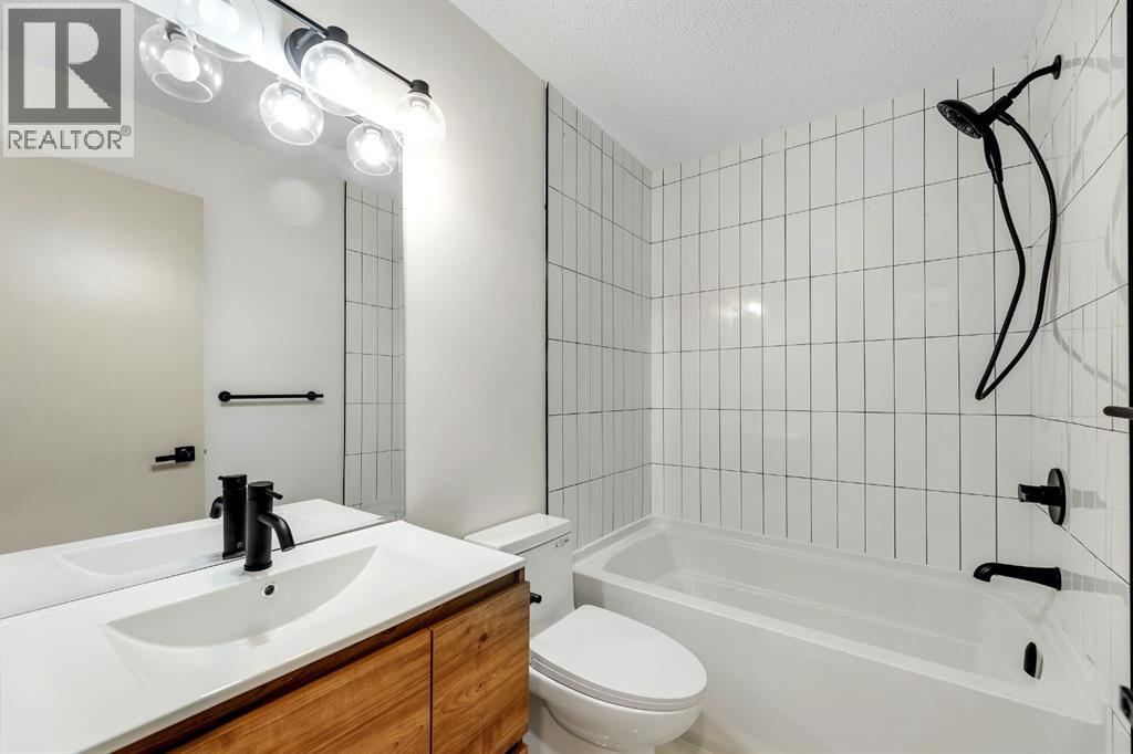 Photo 14 of 212 Midlawn Close Se, Calgary AB