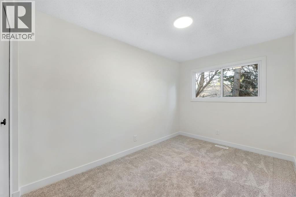 Photo 18 of 212 Midlawn Close Se, Calgary AB