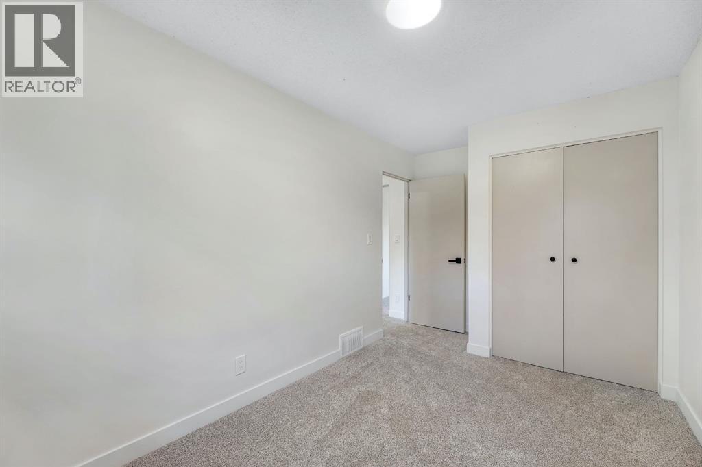 Photo 21 of 212 Midlawn Close Se, Calgary AB