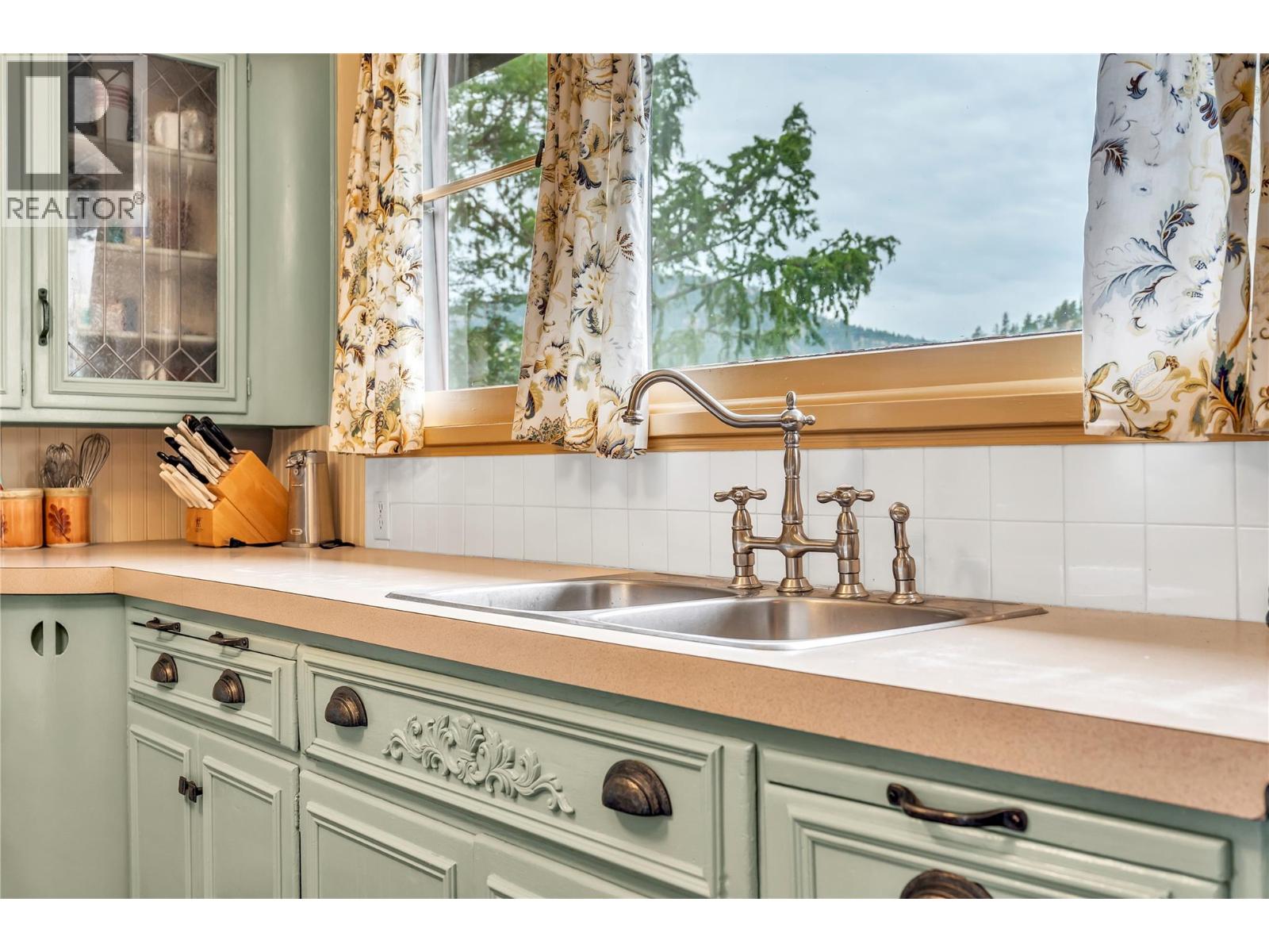  12405 Reynolds Avenue, Summerland