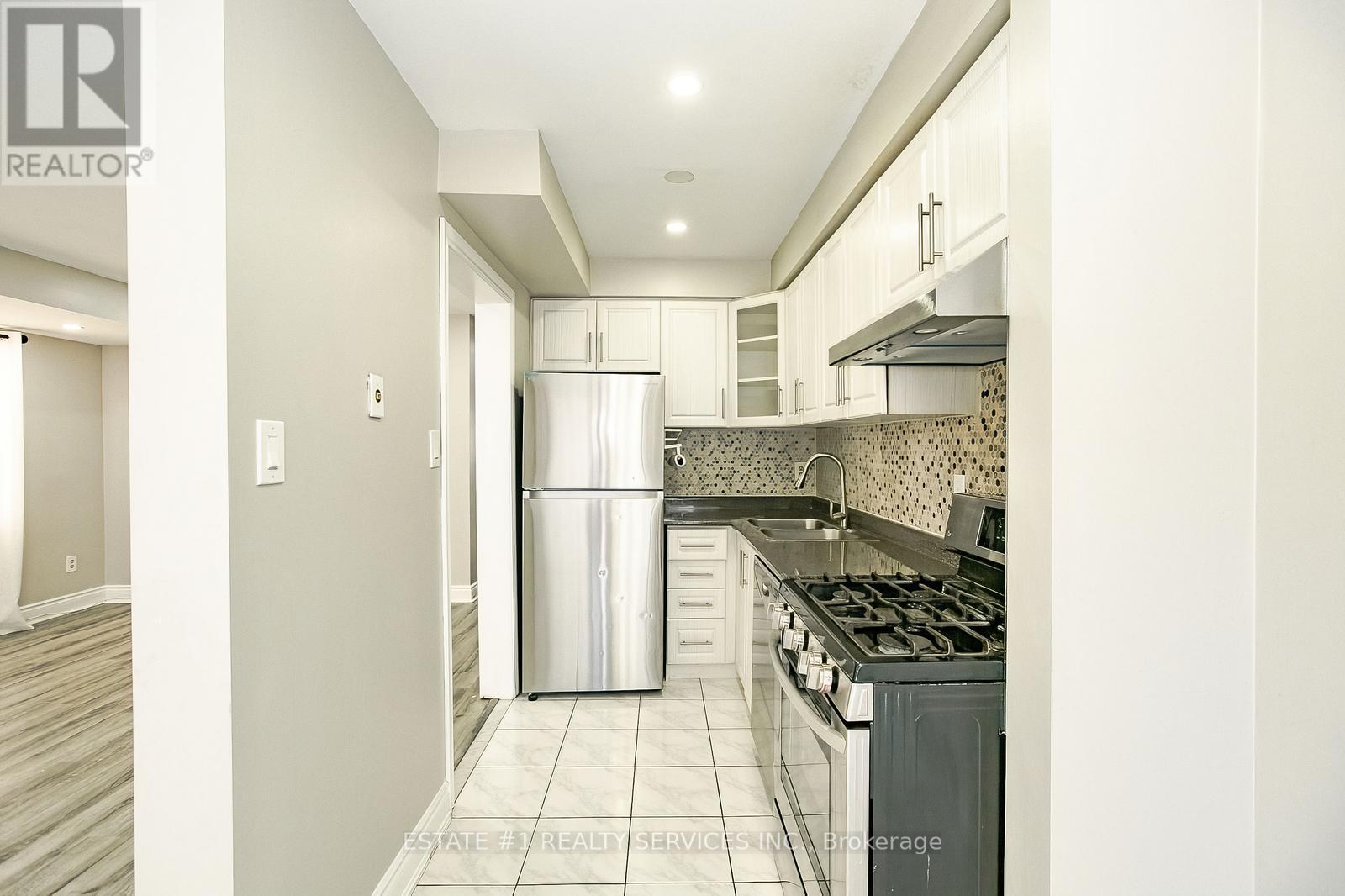 Photo 9 of 117 Richwood Crescent, Brampton ON