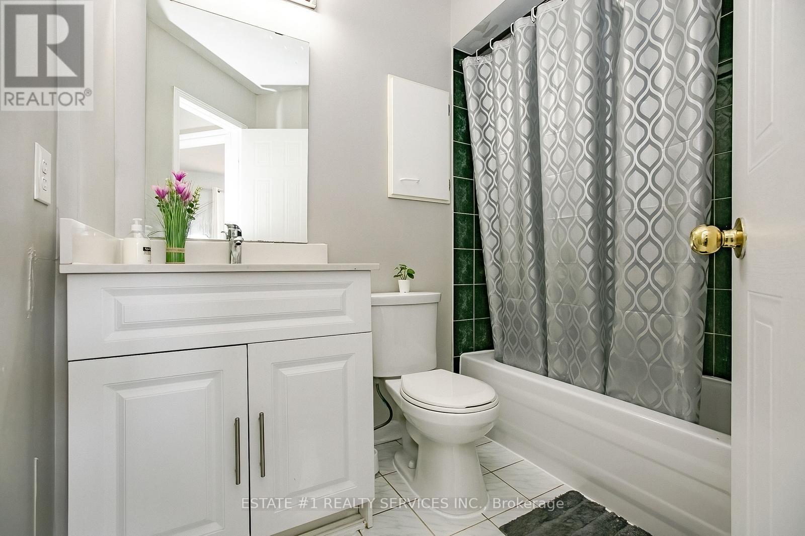 Photo 24 of 117 Richwood Crescent, Brampton ON