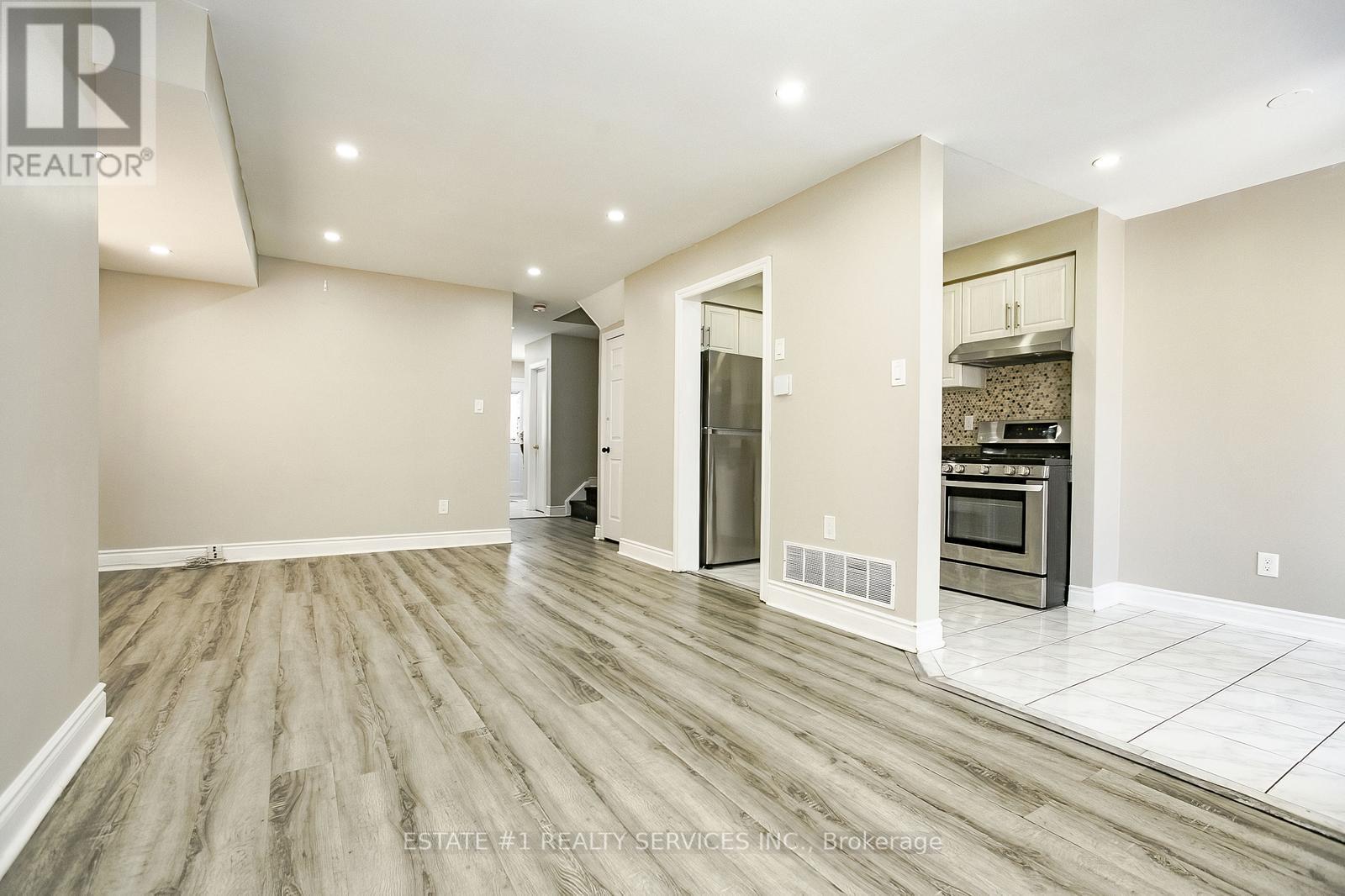 Photo 8 of 117 Richwood Crescent, Brampton ON