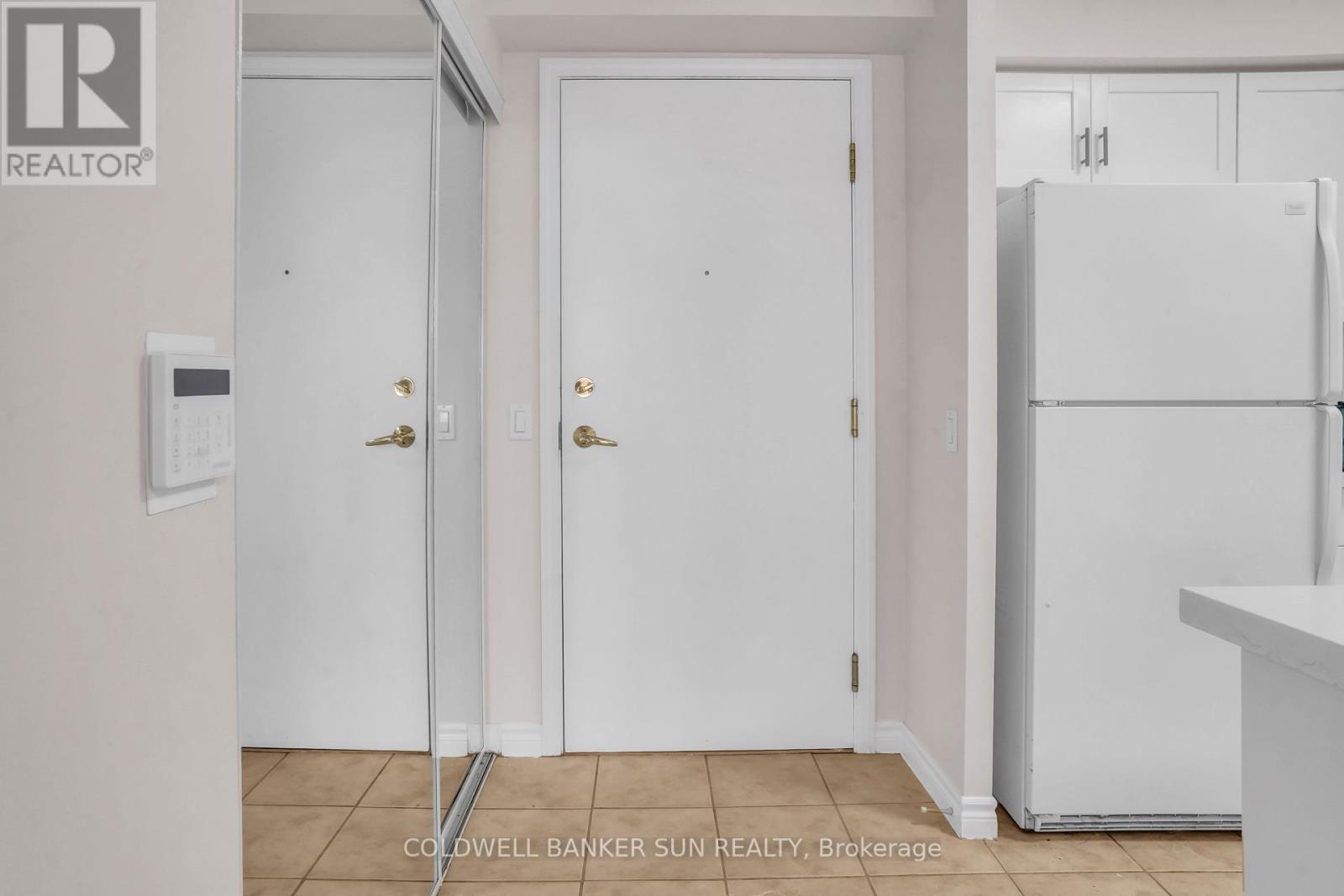 Photo 13 of 1104 35 Kingsbridge Garden Circle, Mississauga ON