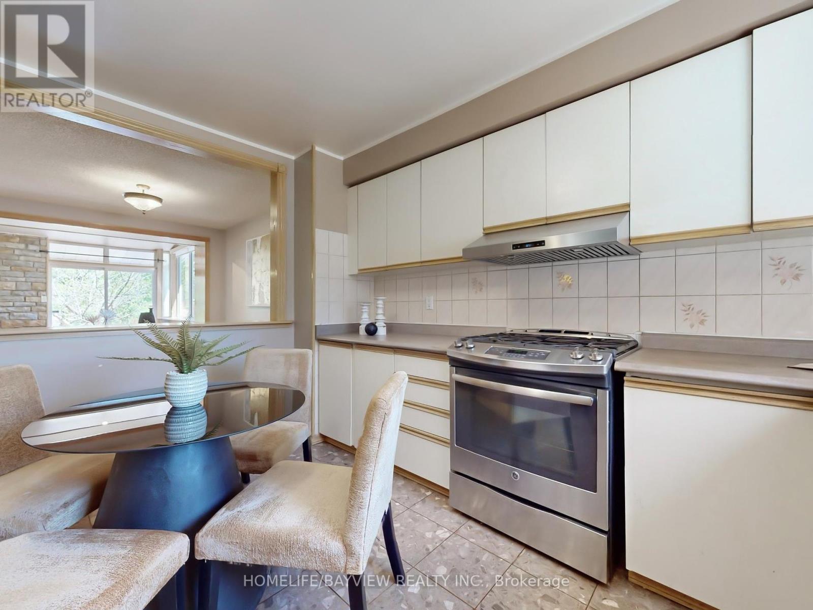 Photo 14 of 123 Kersey Crescent, Richmond Hill ON