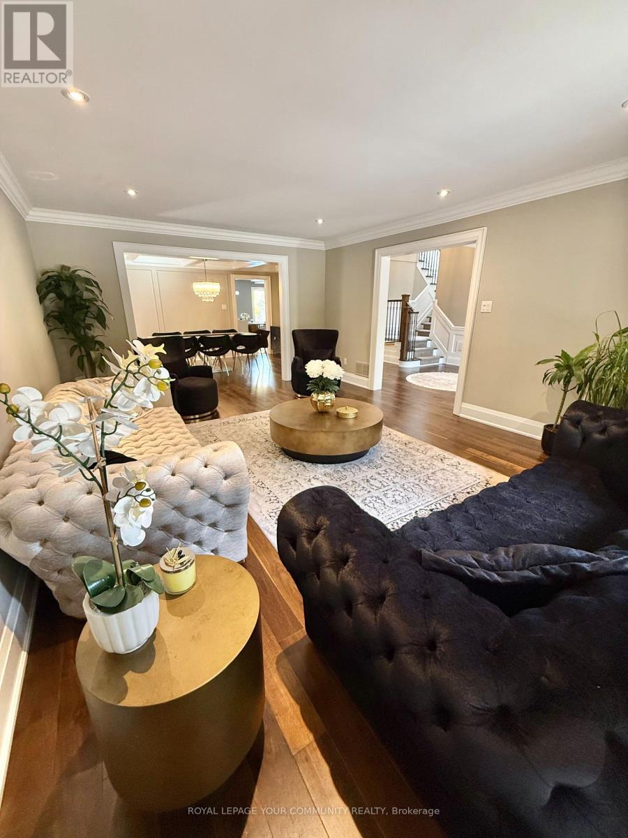 Photo 3 of 20 White Lodge Crescent, Richmond Hill ON
