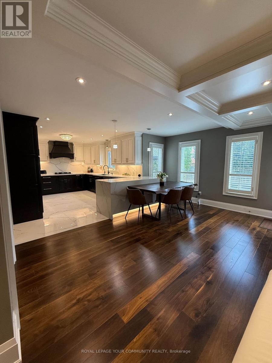 Photo 4 of 20 White Lodge Crescent, Richmond Hill ON